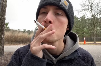 Лечение зависимости от табакокурения в Костроме Мужчина с сигаретой делает затяжку