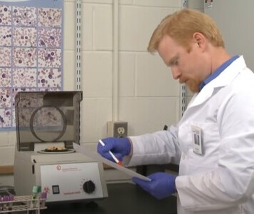 Клиника лечения наркозависимости в Костроме Врач в кабинете клиники