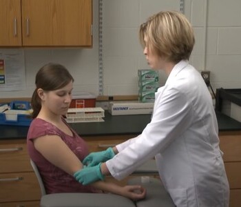 Лечение зависимости от аптечных препаратов в Костроме Врач делает инъекцию пациентке