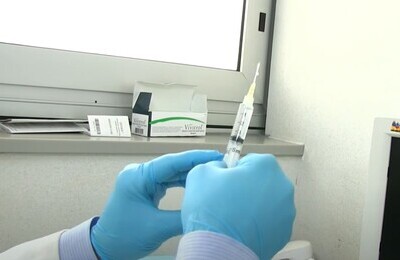 Проведение кодирования Вивитролом в Костроме Шприц с Вивитролом в руках у врача